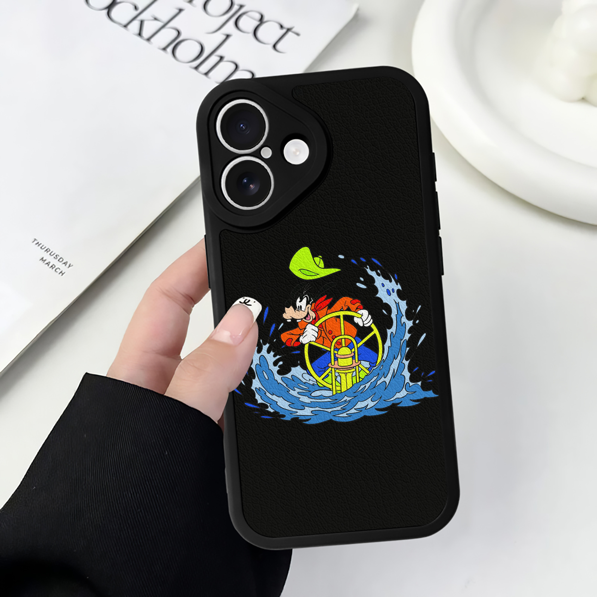 （画像用） ミッキーマウス Mickey Mouse 【iPhone 16シリーズ対応】シリコンスマホケース（レザー調） 材質：シリコン